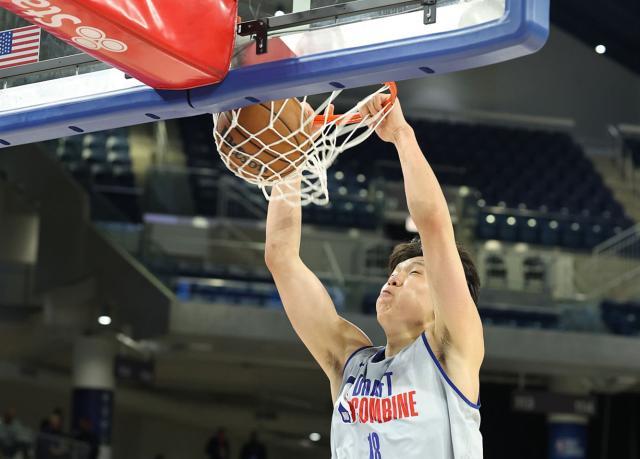 开云体育官网-两战轰23+7+8！杨瀚森闪耀试训赛：行情大涨冲首轮？